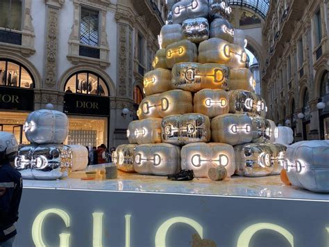 imbrattato l'albero di gucci